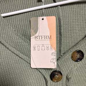 BTFBM Women's Green Waffle Knit V-Neck Long Sleeve Shirt with Decorative Buttons